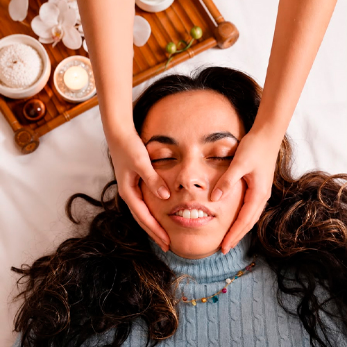 A Massagem Facial Japonesa combina conhecimentos tradicionais e recursos manuais para promover relaxamento facial, favorecer a estimulação natural do colágeno da pele, entre outros benefícios. Agende seu horário hoje mesmo!