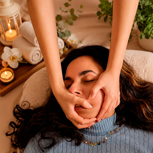 A Massagem Facial Japonesa combina conhecimentos tradicionais e recursos manuais para promover relaxamento facial, favorecer a estimulação natural do colágeno da pele, entre outros benefícios. Agende seu horário hoje mesmo!